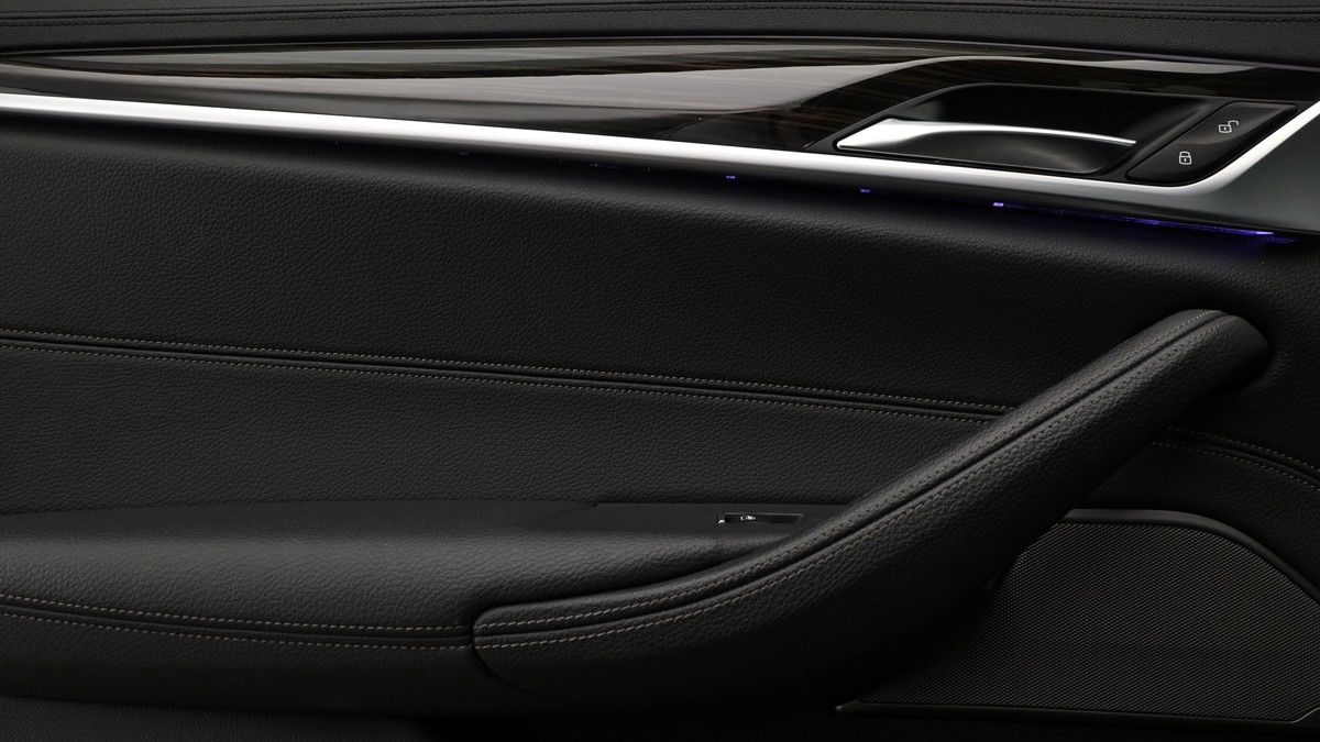 BMW 5 Series Image 12