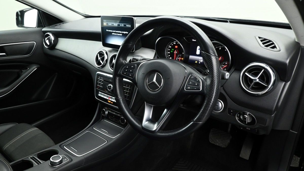 Mercedes-Benz GLA Image 3