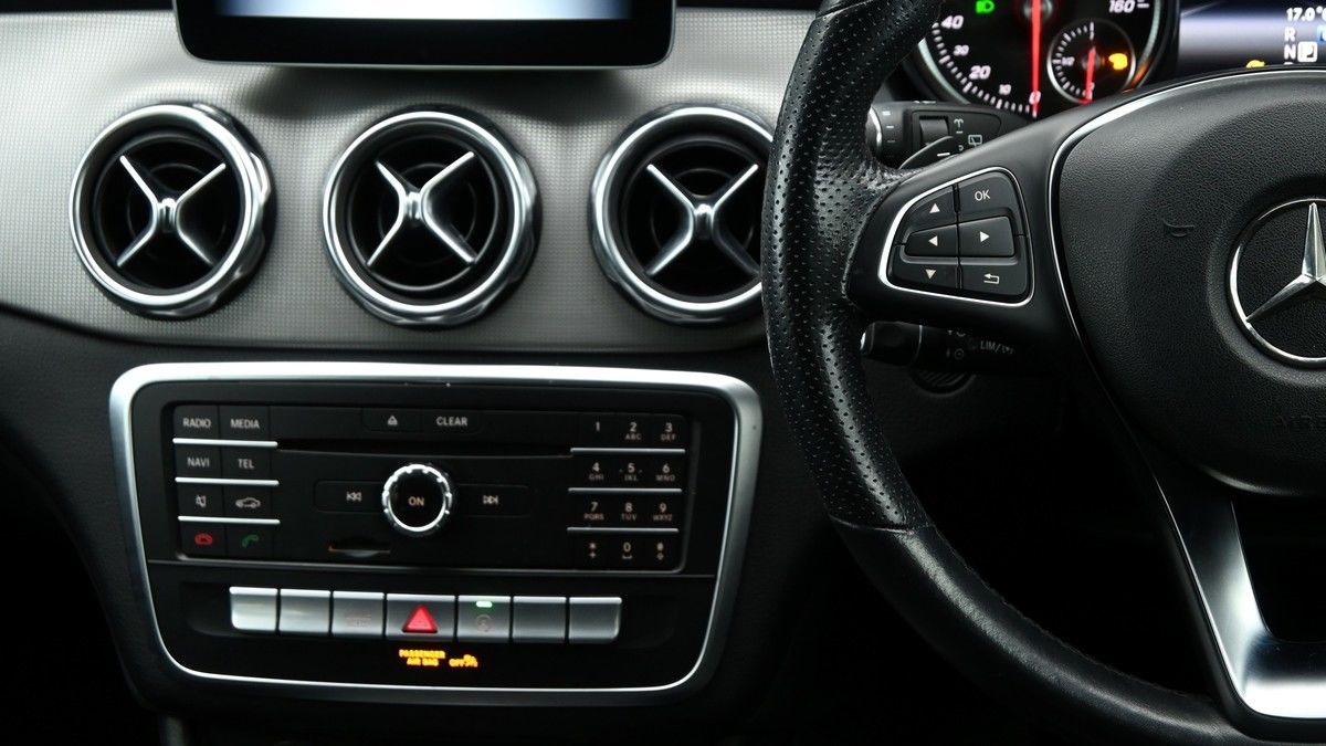 Mercedes-Benz GLA Image 15