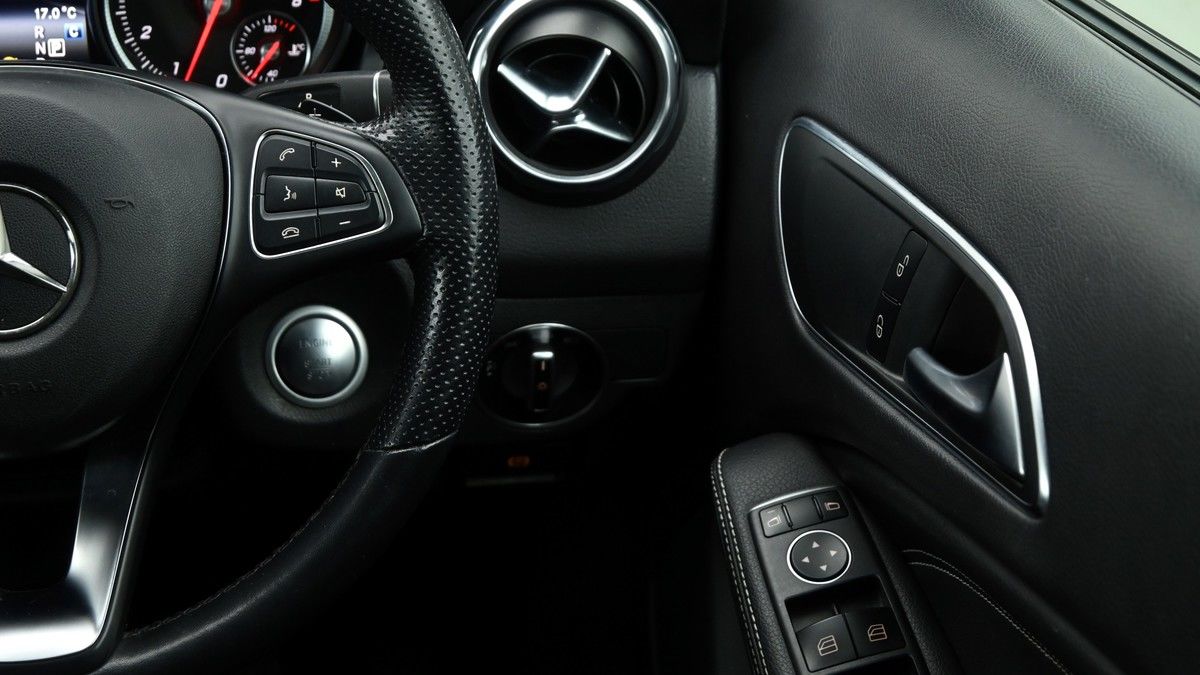 Mercedes-Benz GLA Image 16