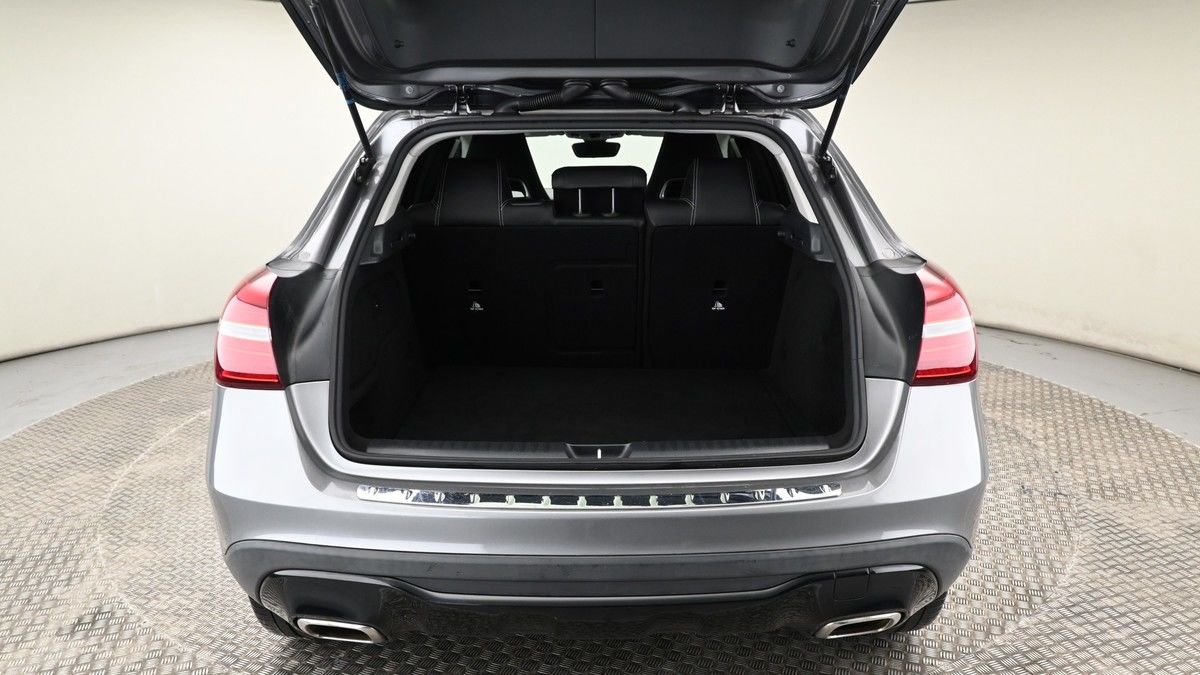 Mercedes-Benz GLA Image 10