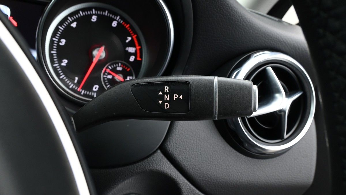 Mercedes-Benz GLA Image 2