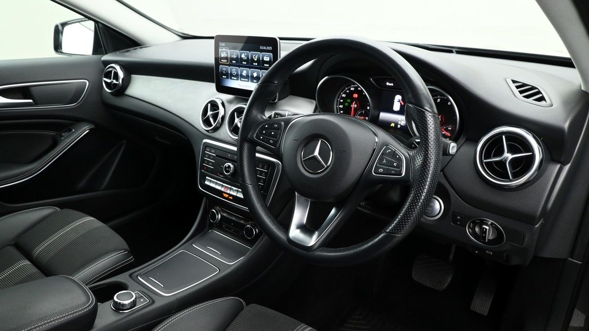 Mercedes-Benz GLA Image 3