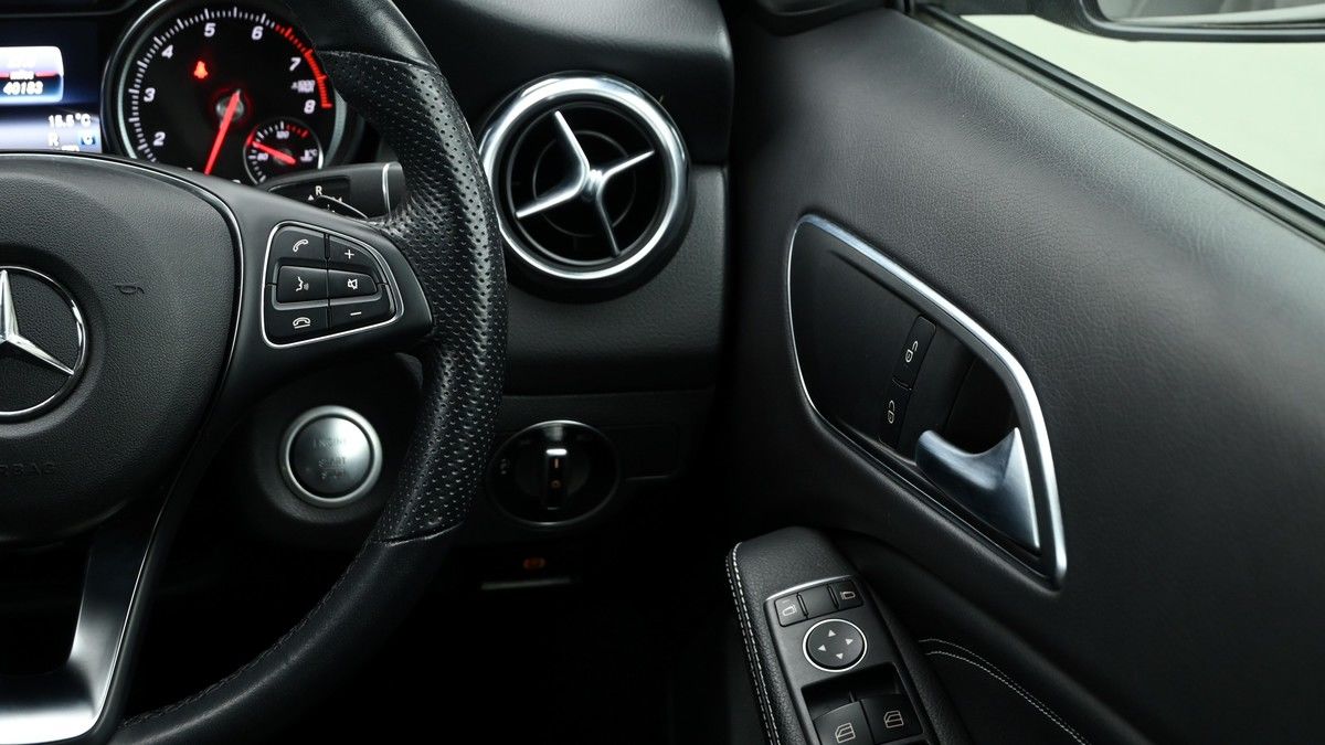 Mercedes-Benz GLA Image 16