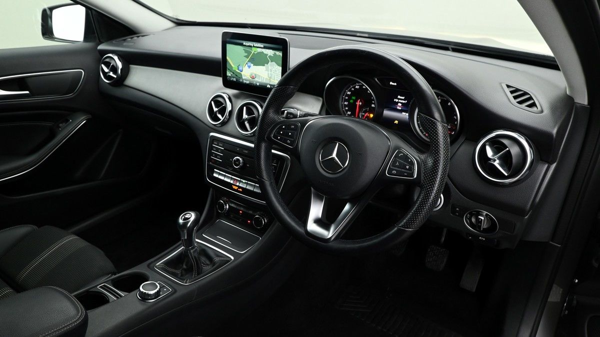 Mercedes-Benz GLA Image 2