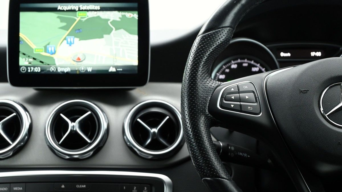 Mercedes-Benz GLA Image 14