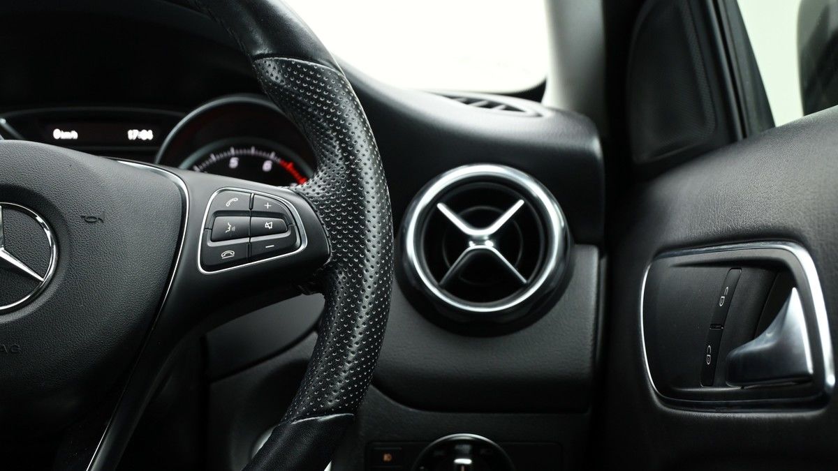 Mercedes-Benz GLA Image 15