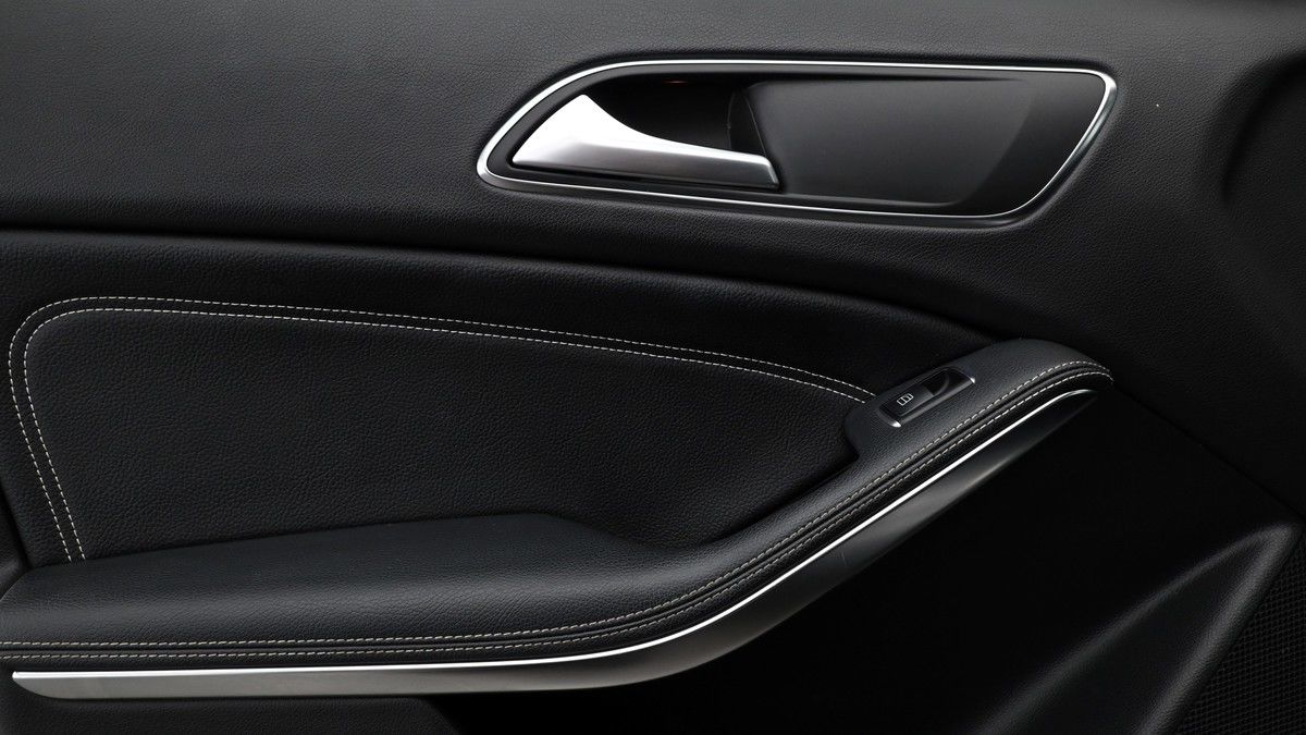Mercedes-Benz GLA Image 12