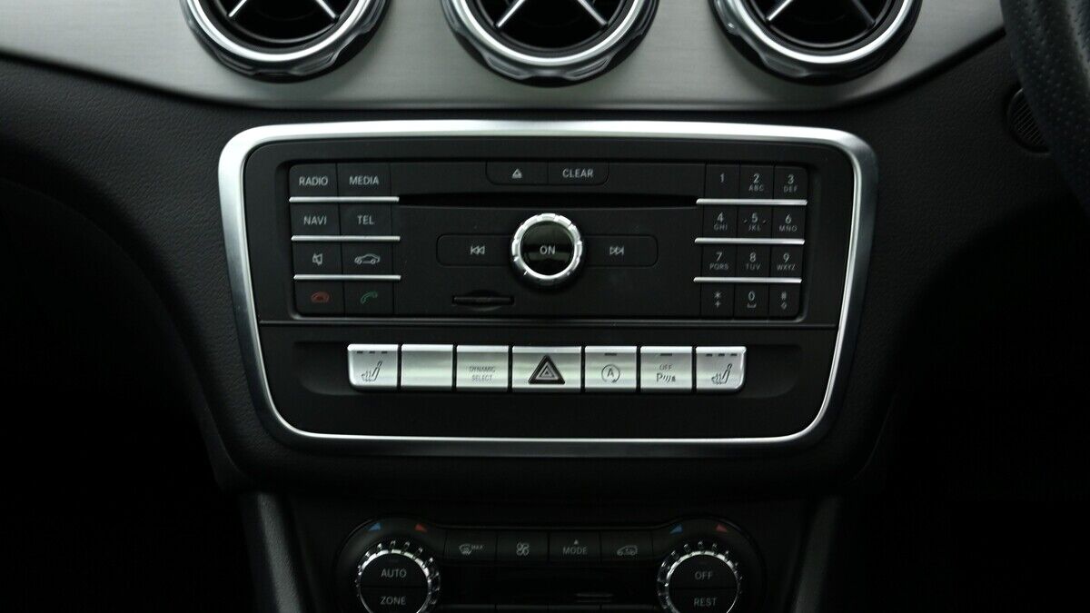 Mercedes-Benz GLA Image 12