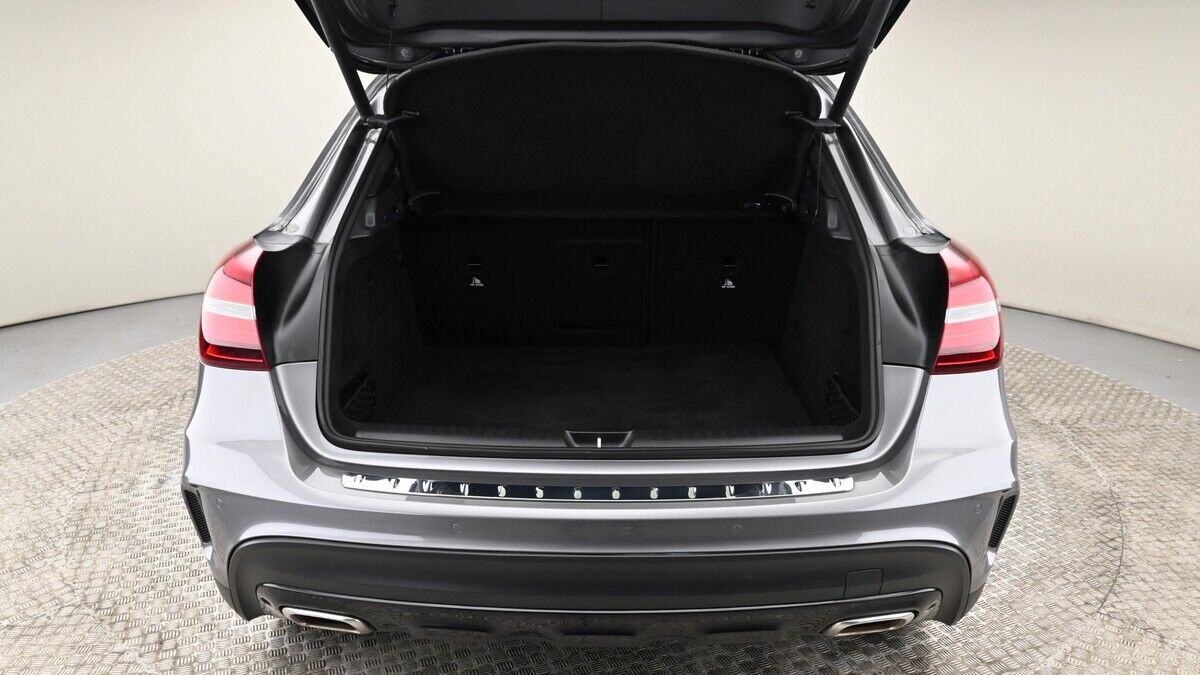 Mercedes-Benz GLA Image 10