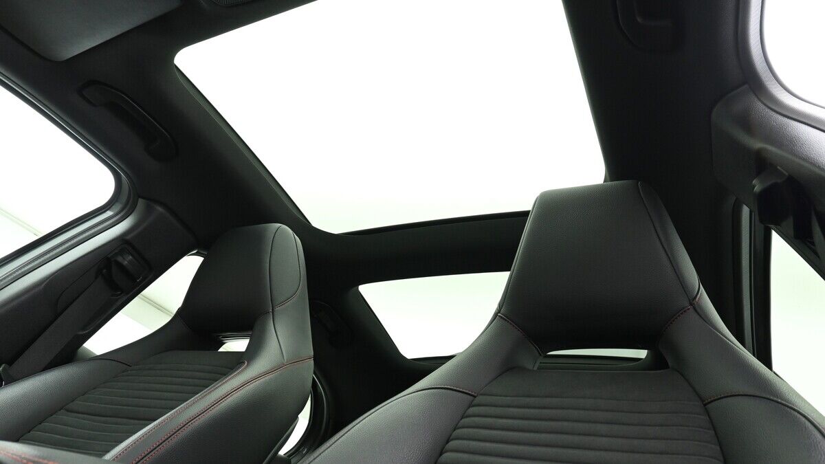 Mercedes-Benz GLA Image 2