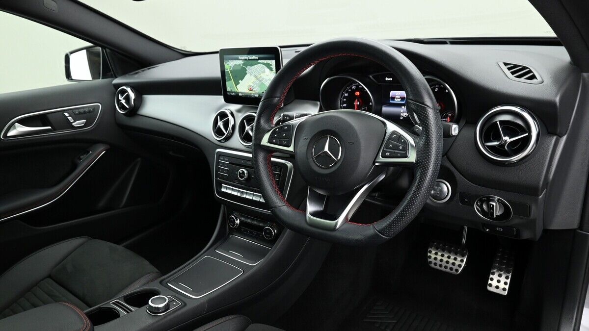 Mercedes-Benz GLA Image 3