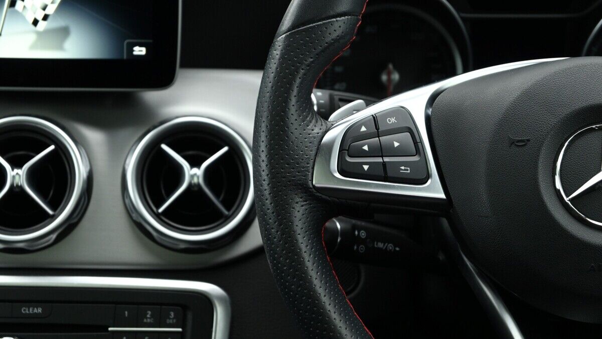 Mercedes-Benz GLA Image 15