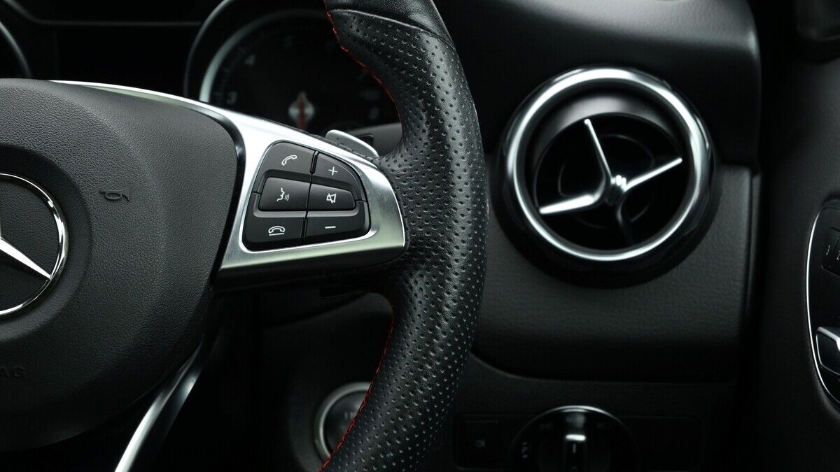 Mercedes-Benz GLA Image 16