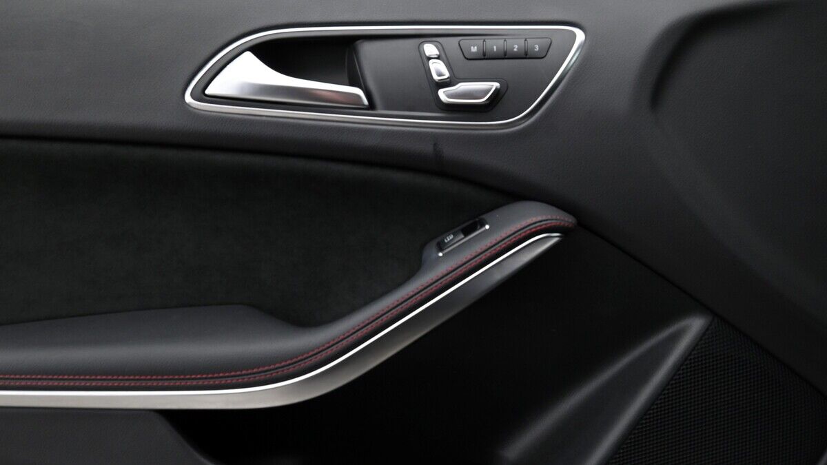 Mercedes-Benz GLA Image 13