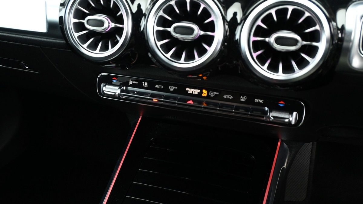 Mercedes-Benz GLB Image 12