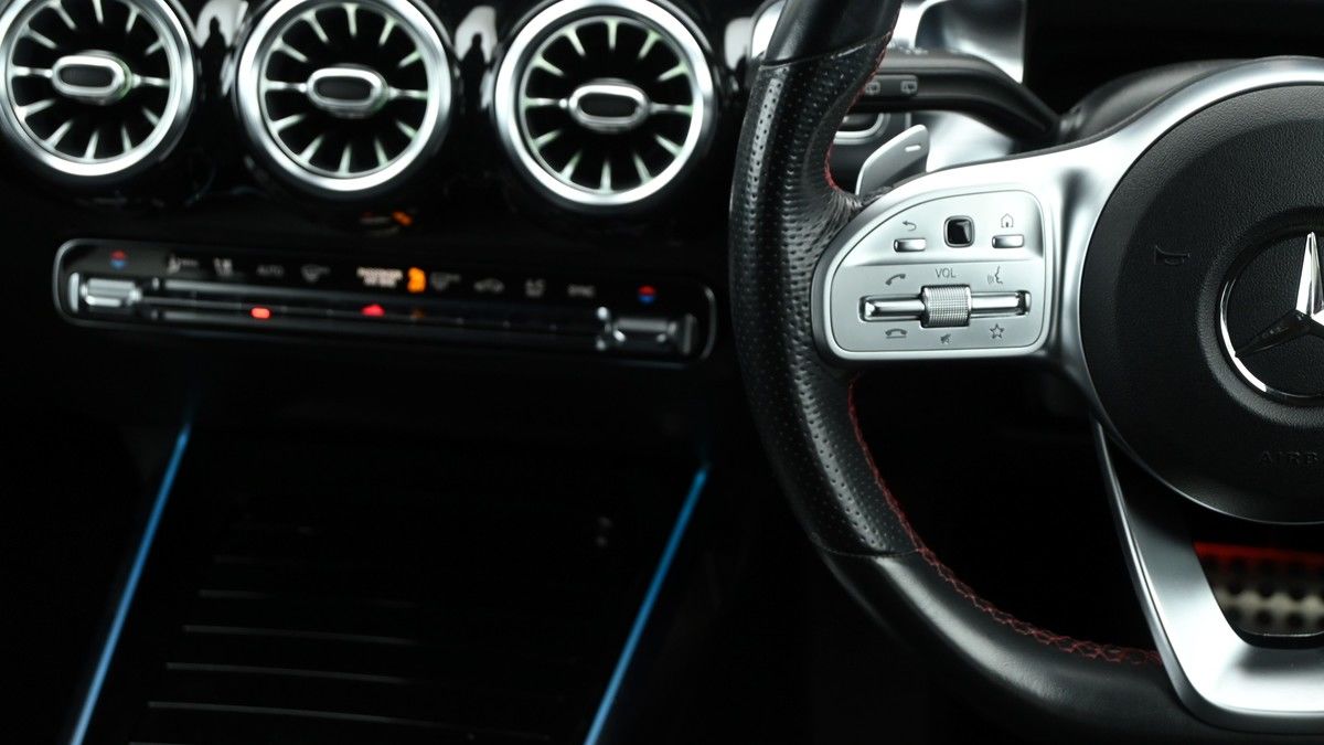 Mercedes-Benz GLB Image 15