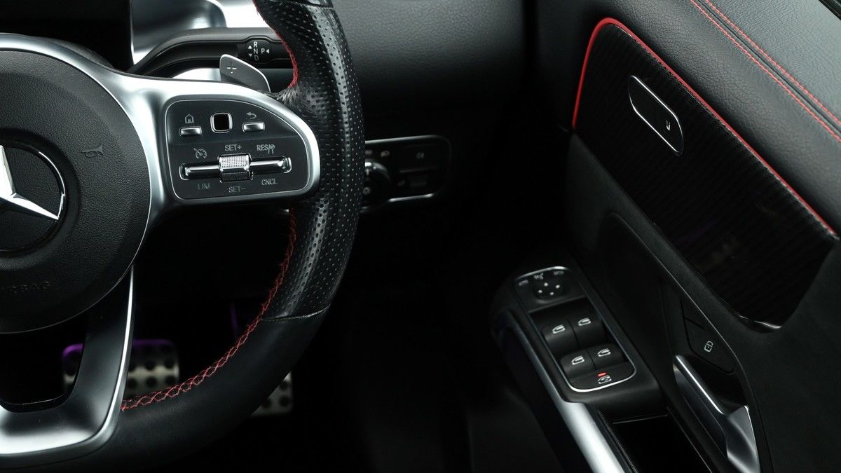 Mercedes-Benz GLB Image 16