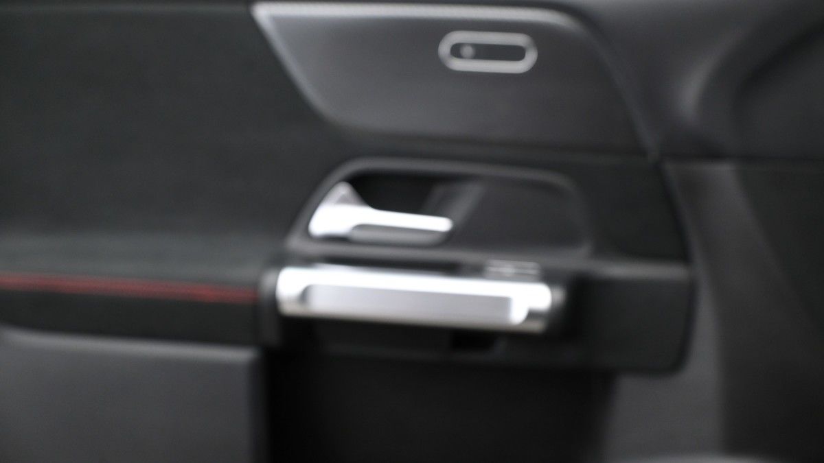 Mercedes-Benz GLB Image 13