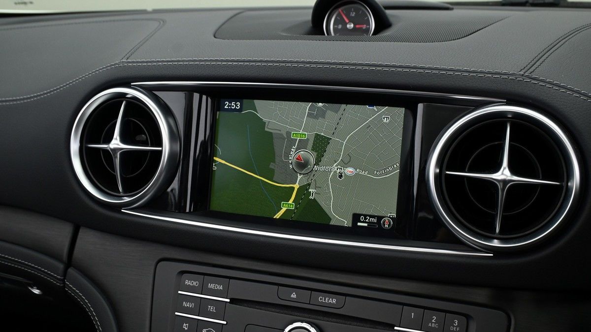 Mercedes-Benz SL Image 10