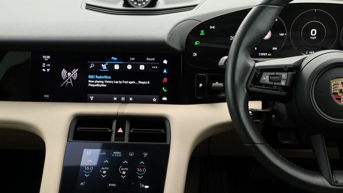 Porsche Taycan Image 15