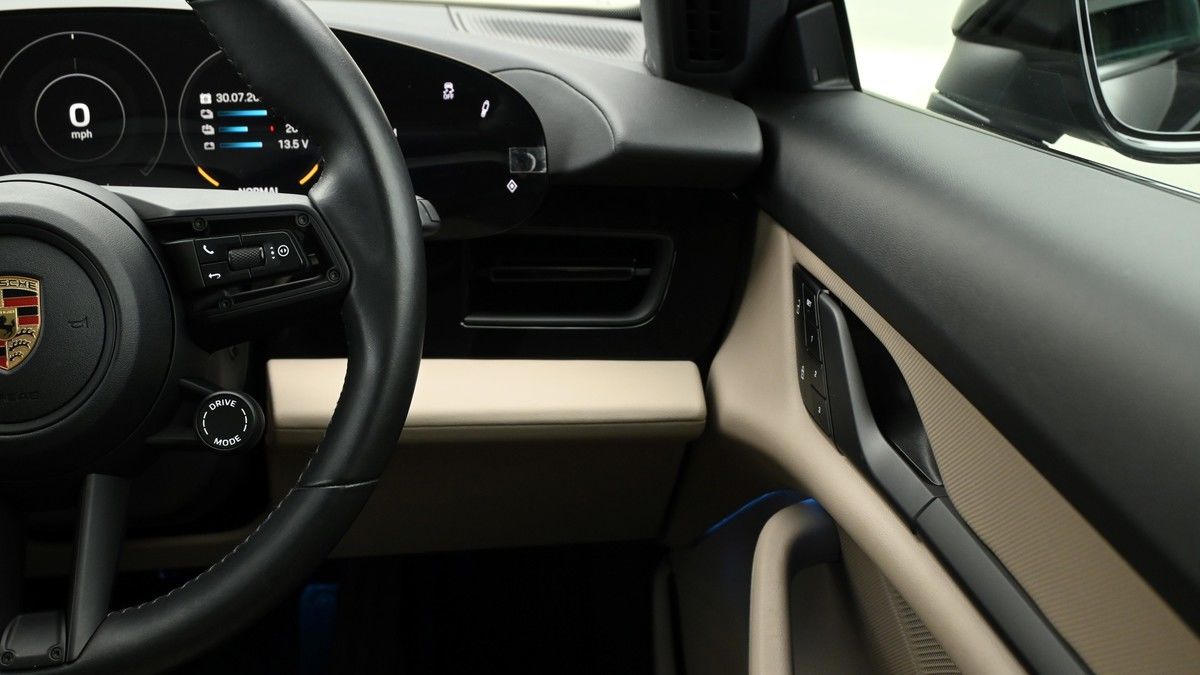 Porsche Taycan Image 16