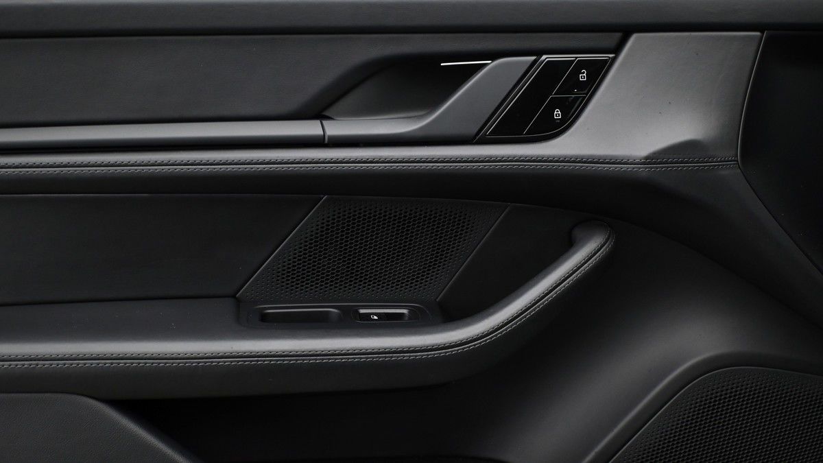 Porsche Taycan Image 13