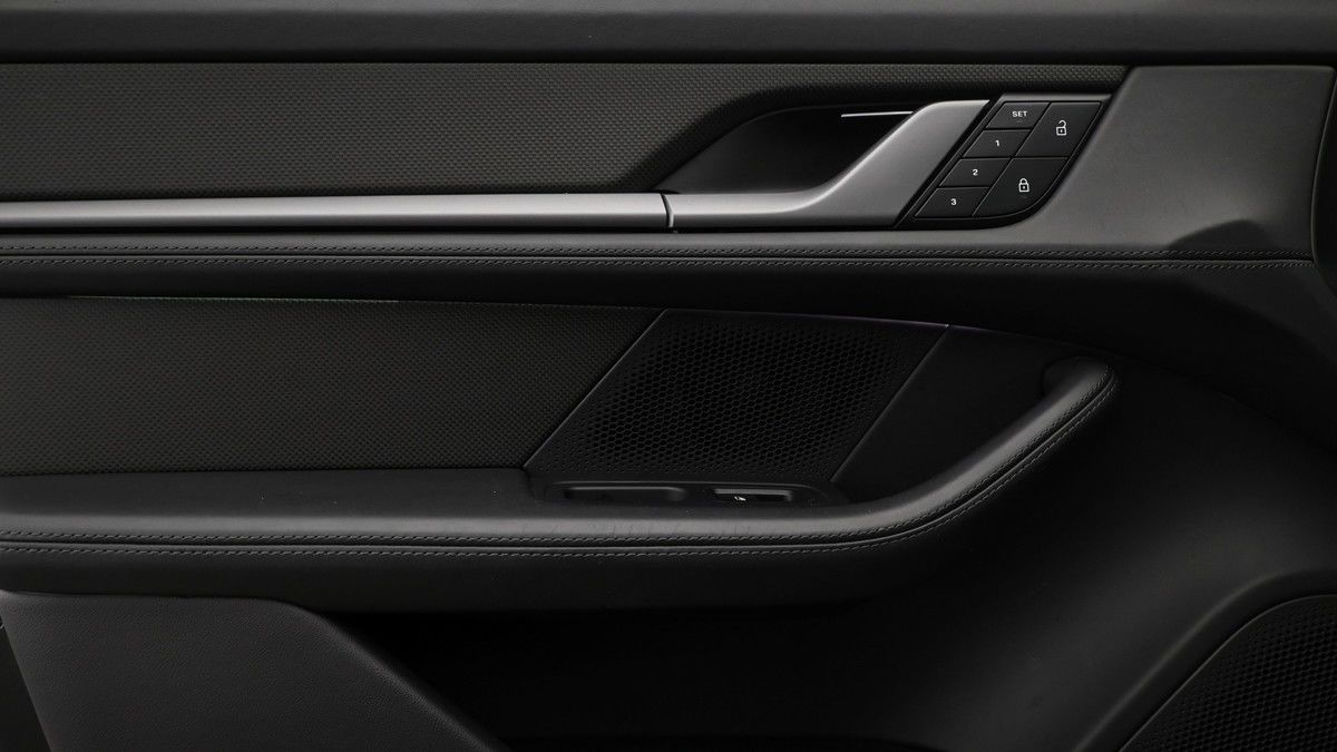 Porsche Taycan Image 13