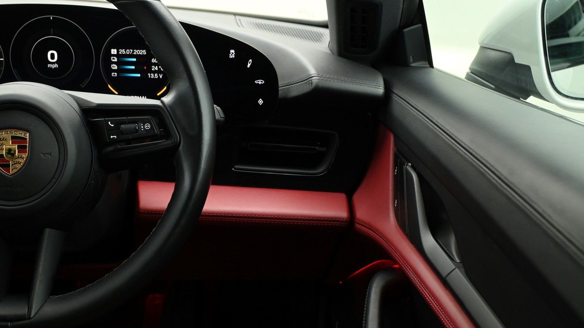 Porsche Taycan Image 16