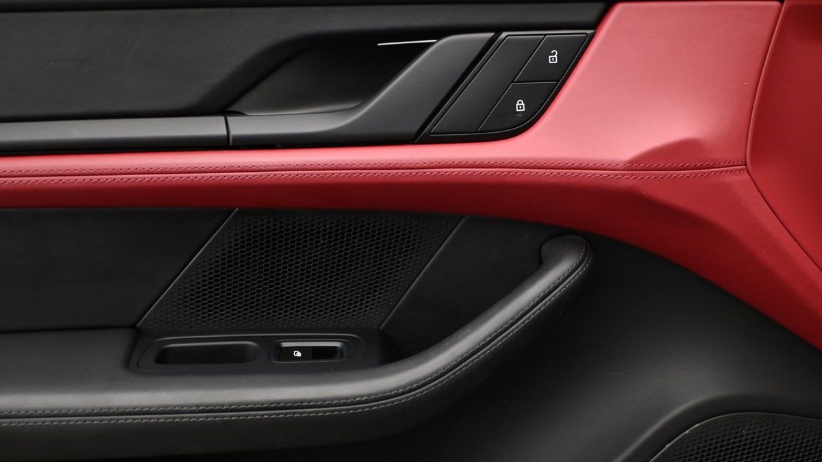 Porsche Taycan Image 13