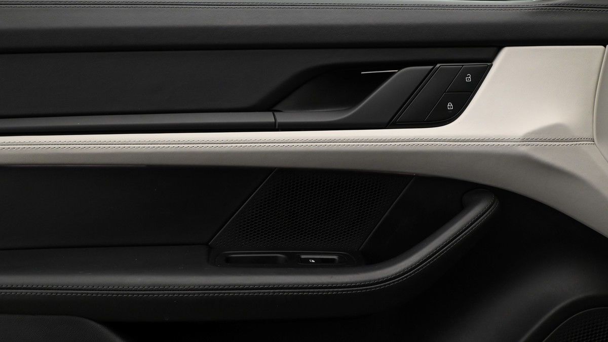 Porsche Taycan Image 13