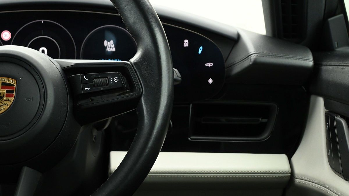Porsche Taycan Image 16