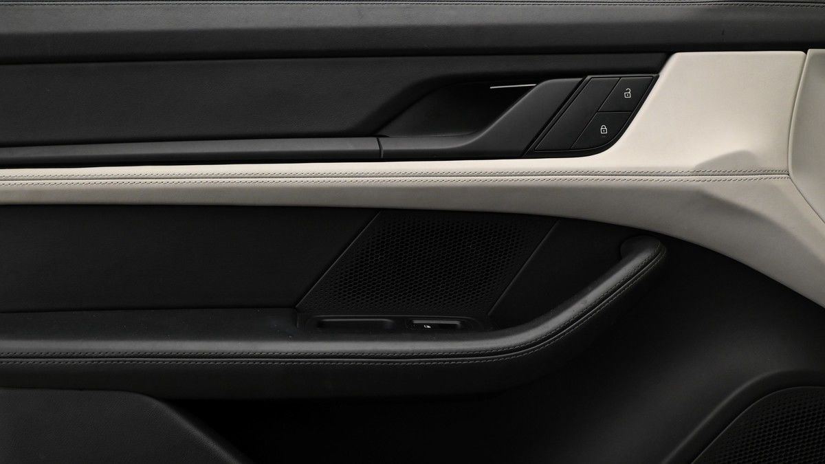 Porsche Taycan Image 13