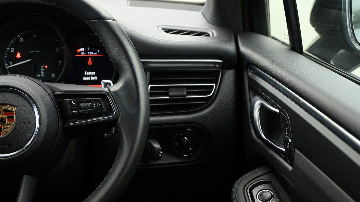 Porsche Macan Image 16