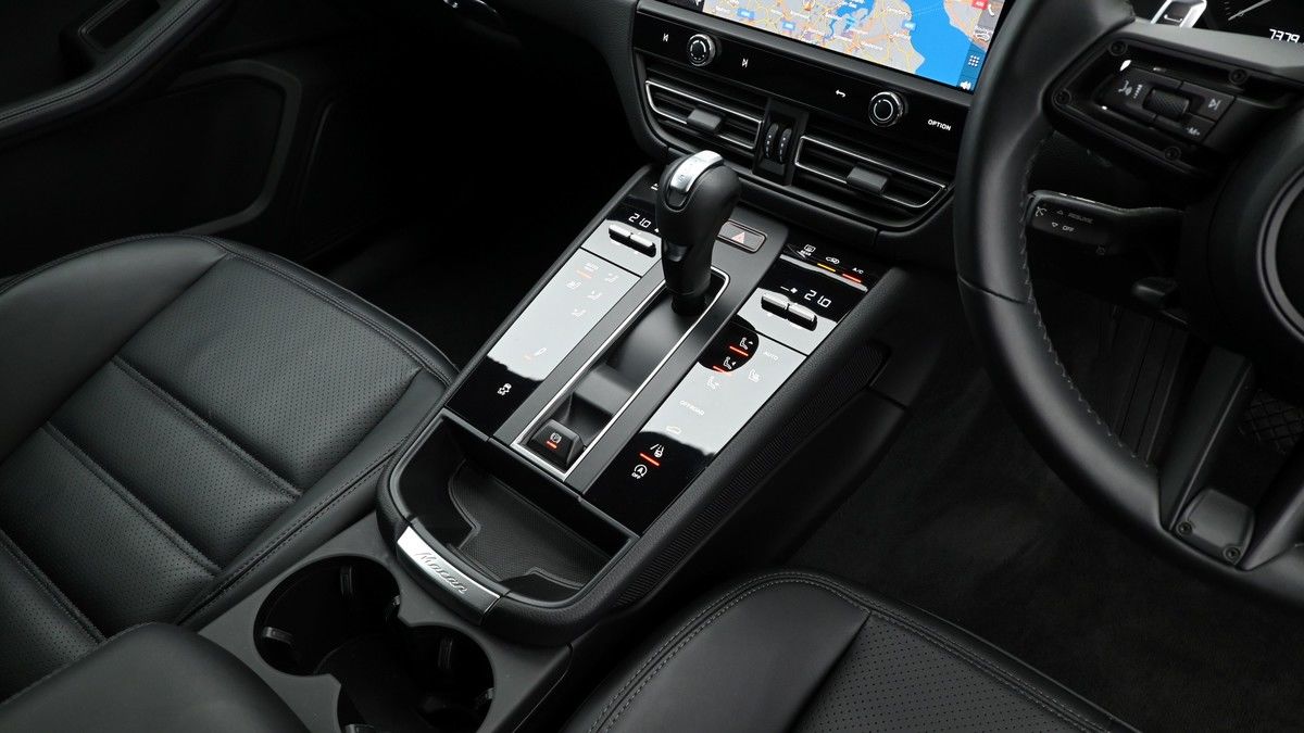 Porsche Macan Image 2