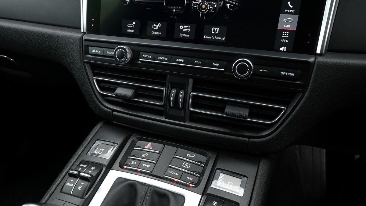 Porsche Macan Image 12