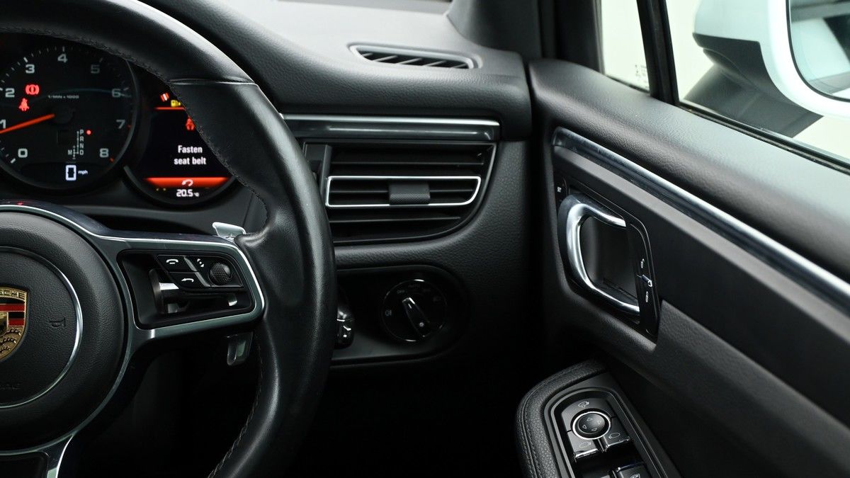 Porsche Macan Image 16