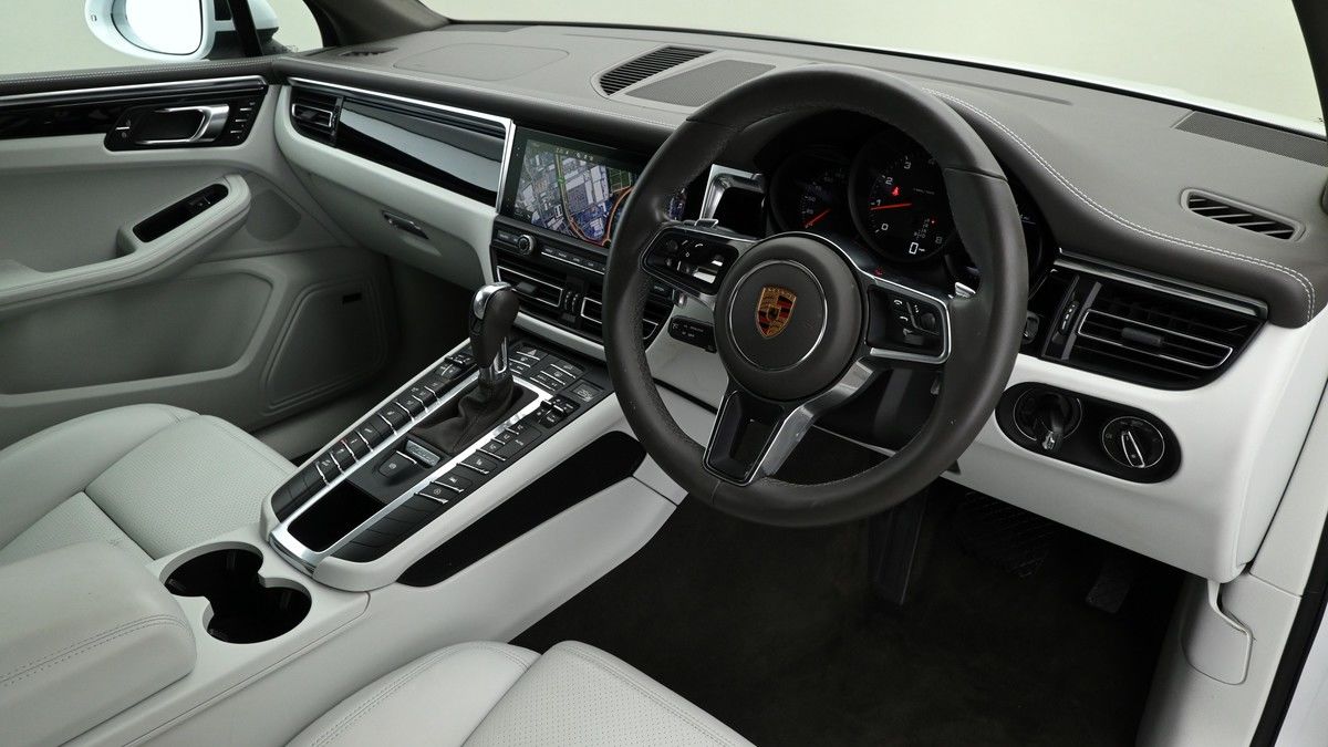 Porsche Macan Image 2