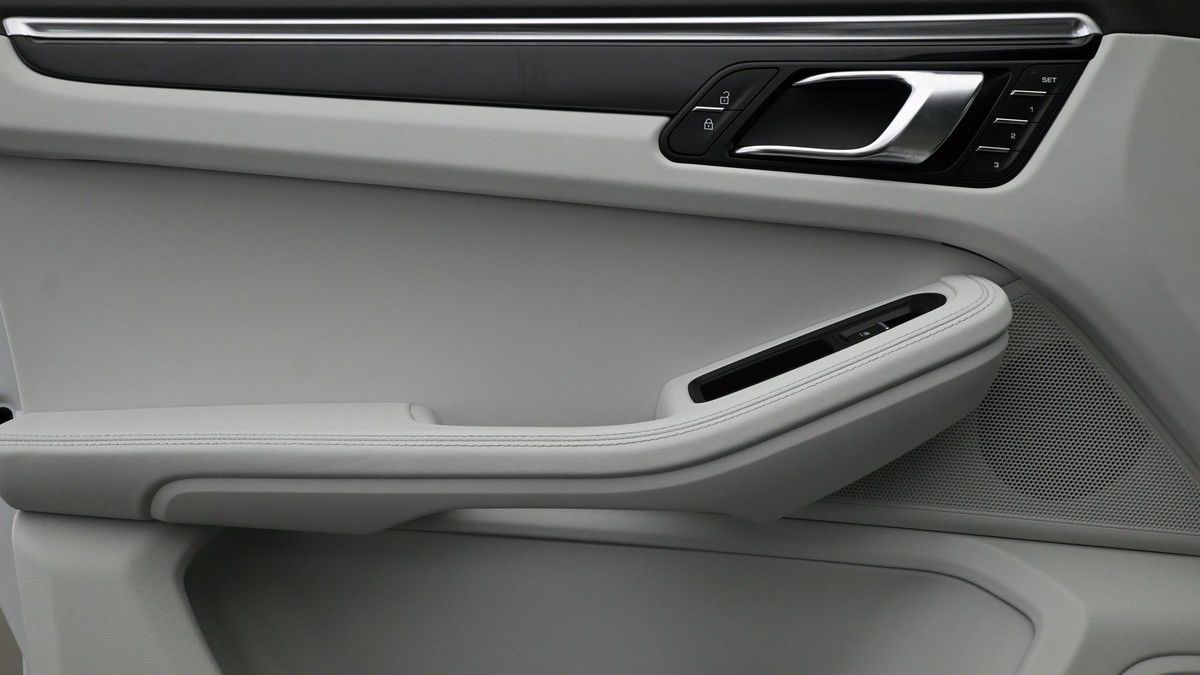 Porsche Macan Image 12