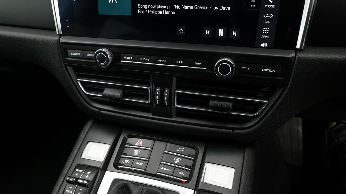 Porsche Macan Image 12