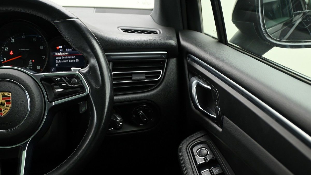 Porsche Macan Image 16