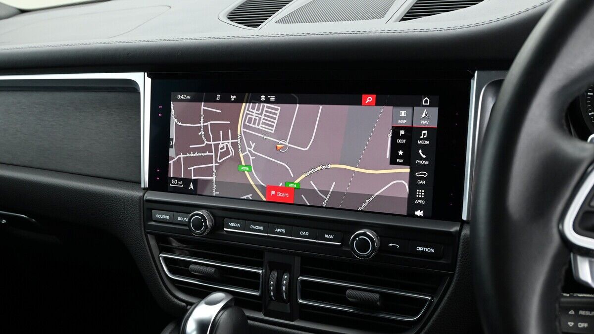 Porsche Macan Image 11