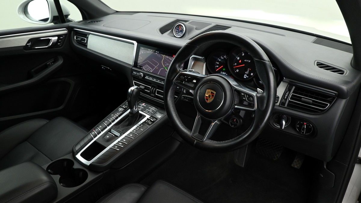 Porsche Macan Image 2