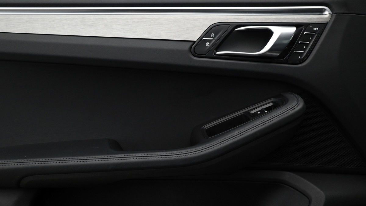 Porsche Macan Image 12