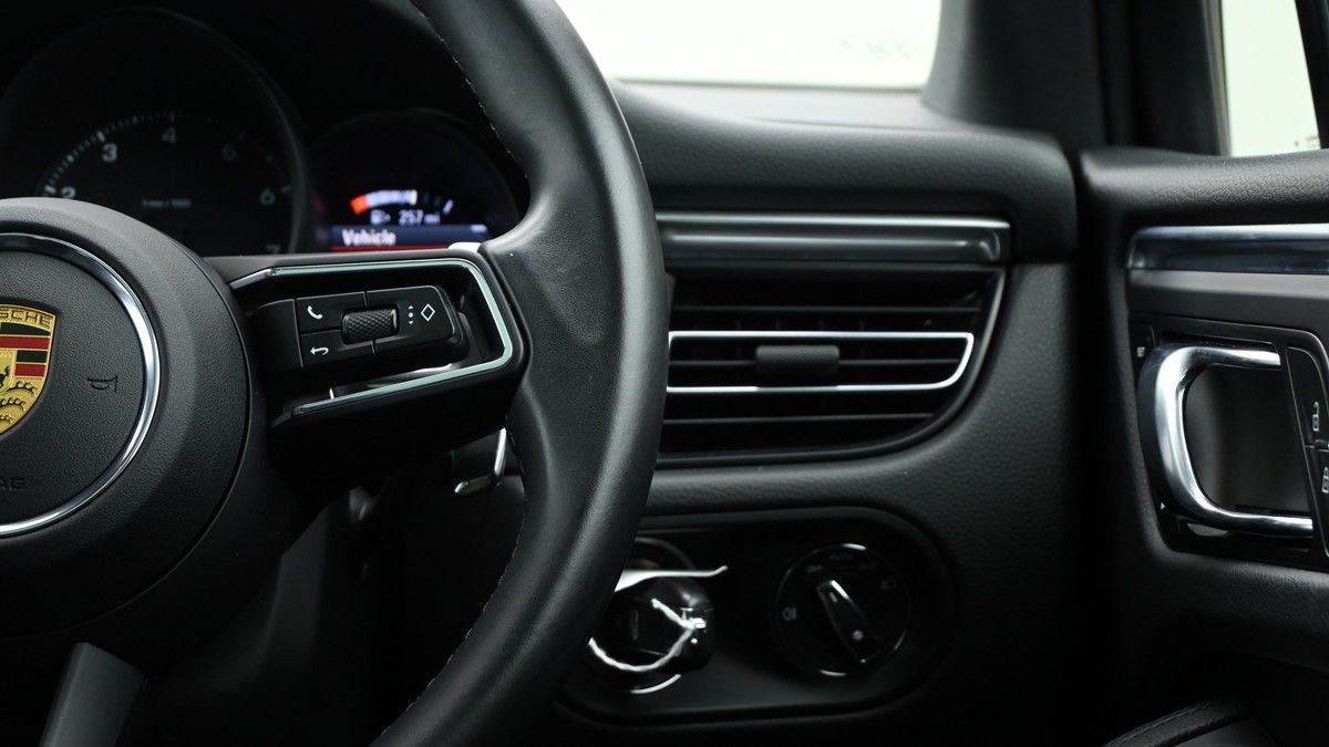 Porsche Macan Image 16