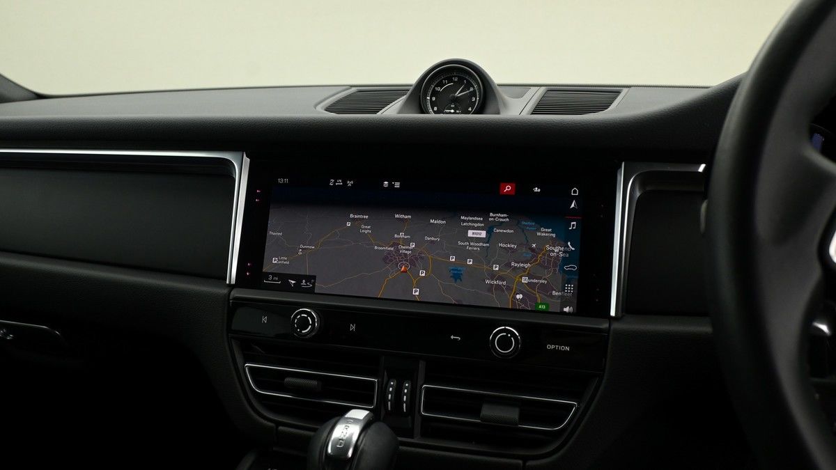 Porsche Macan Image 10