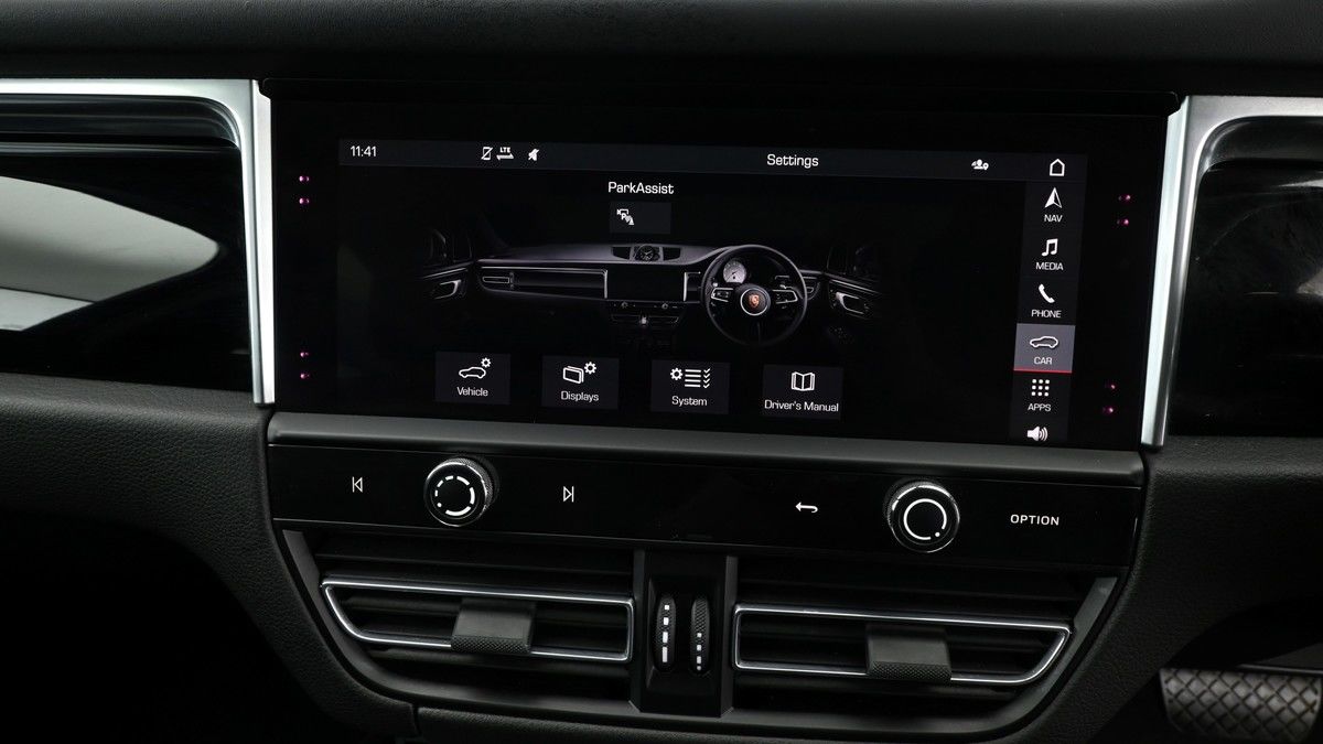 Porsche Macan Image 12