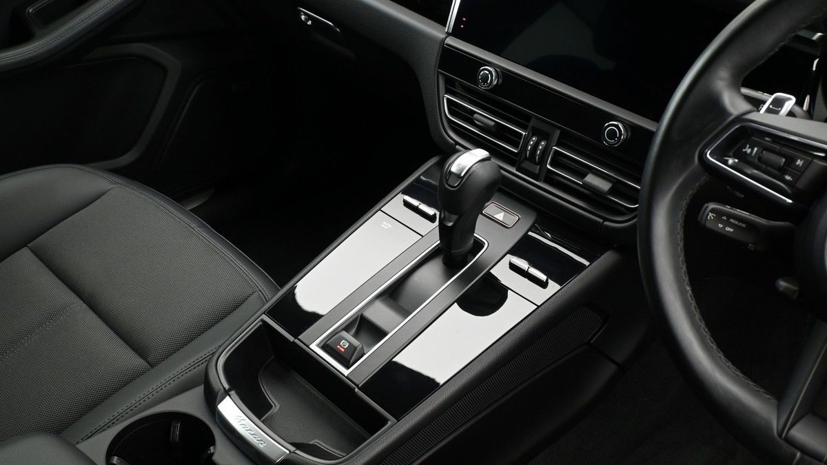 Porsche Macan Image 2