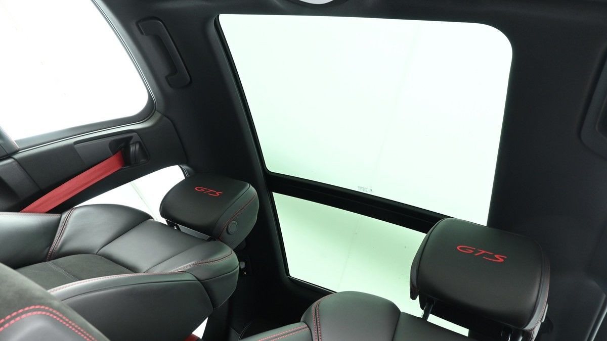 Porsche Macan Image 2