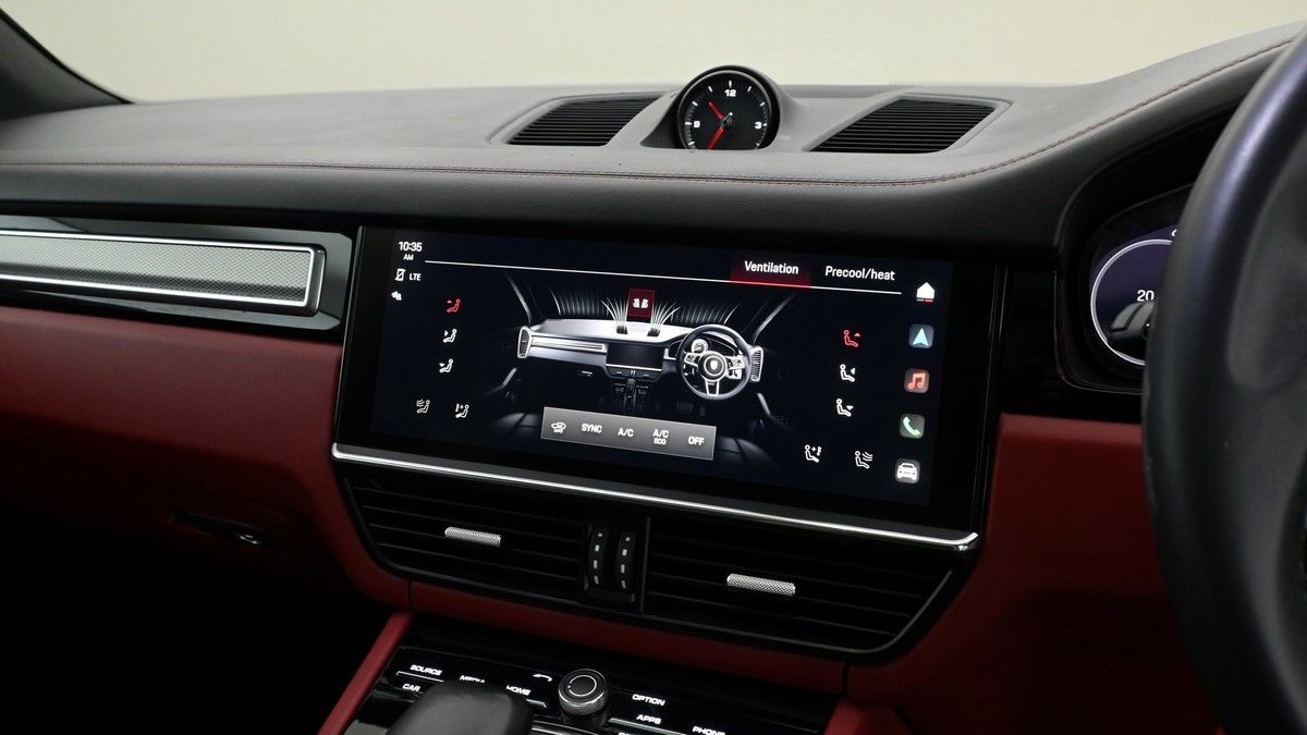 Porsche Cayenne Image 12
